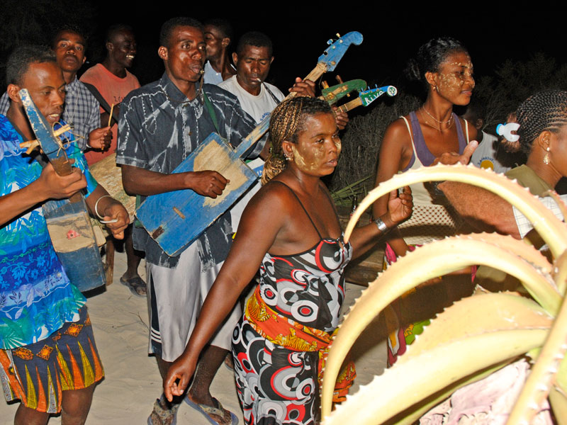 Musiciens et danseuses de tsapika, le soir au fond des bois