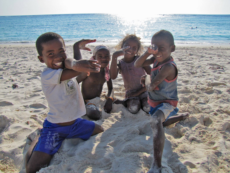 Enfants jouant sur la plage, en pleine journée